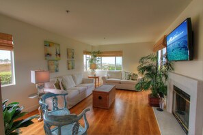 Beautiful ocean view window . Free WiFi  53" flat screen TV. Blue Ray. 21-1240 