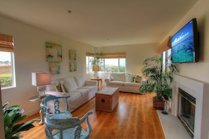 Beautiful ocean view window . Free WiFi 53" flat screen TV. Blue Ray. 21-1240