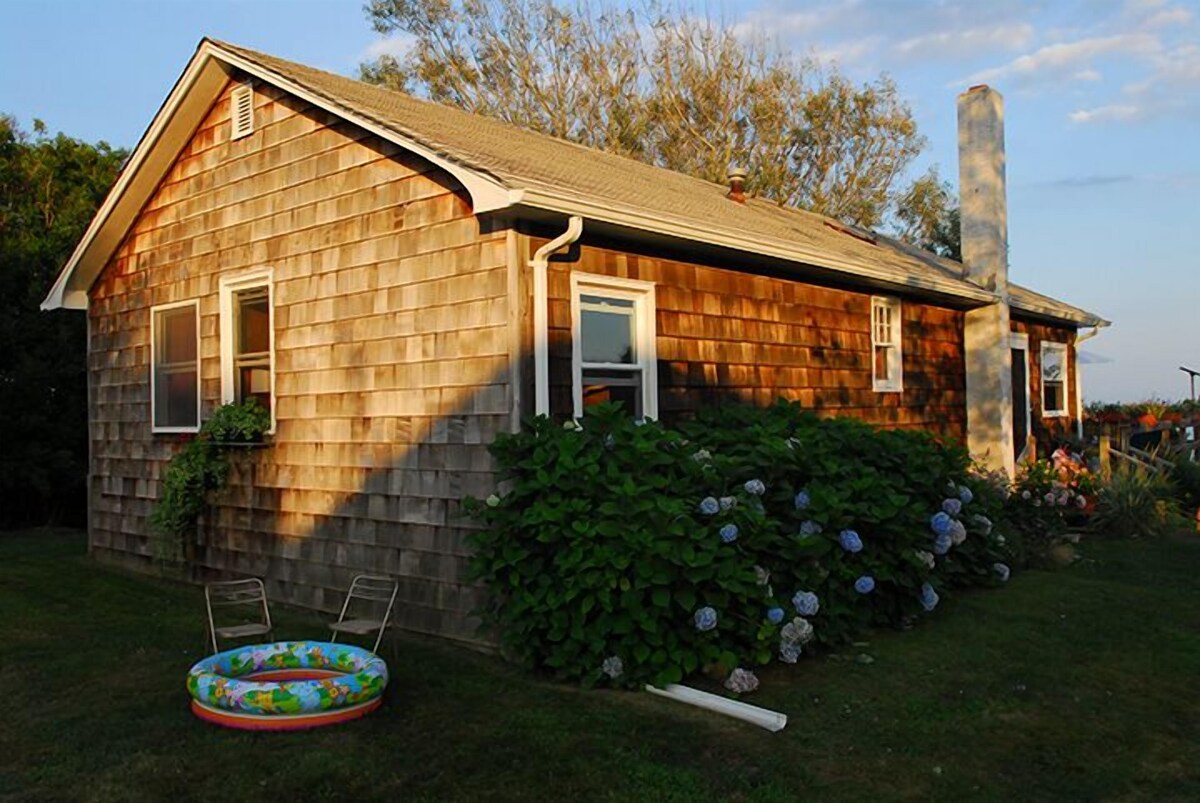 Ocean View Modern Cottage —Walk to Town, Beach Pass Included.