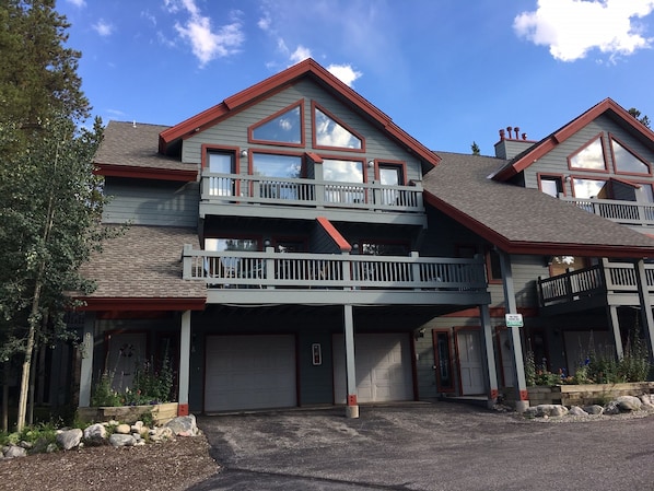 Great location close to the Blue River, Quick Silver Lift, and Downtown Breck!