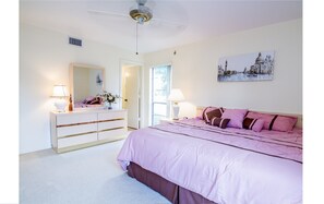 MASTER BEDROOM (KING SIZE BED)