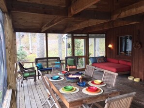 Screen porch dinning 