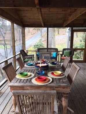 Screen porch dinning