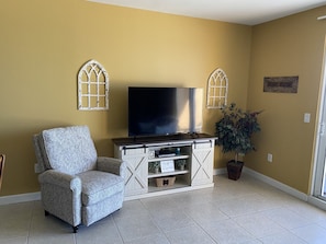 Living room with 55” Smart TV w/free HBO. Log in to your Netflix,Hulu or Amazon!