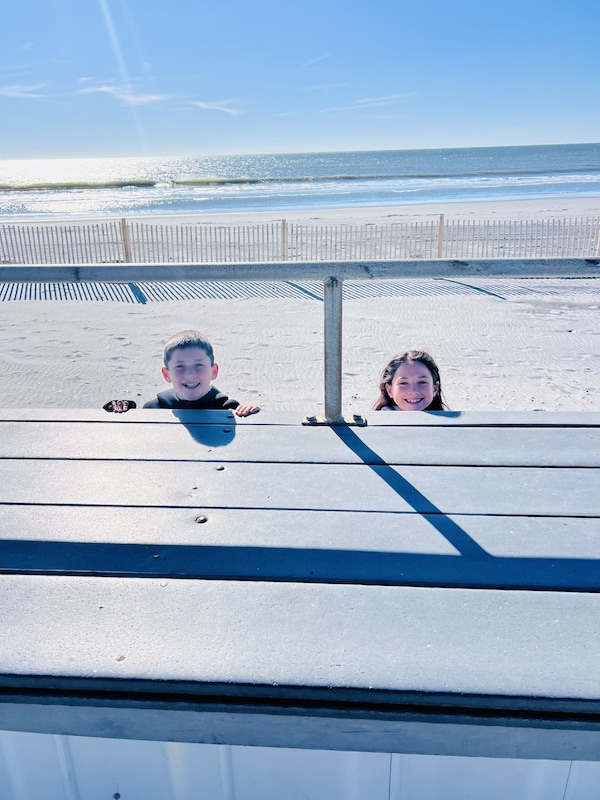 3 blocks from the sea wall!