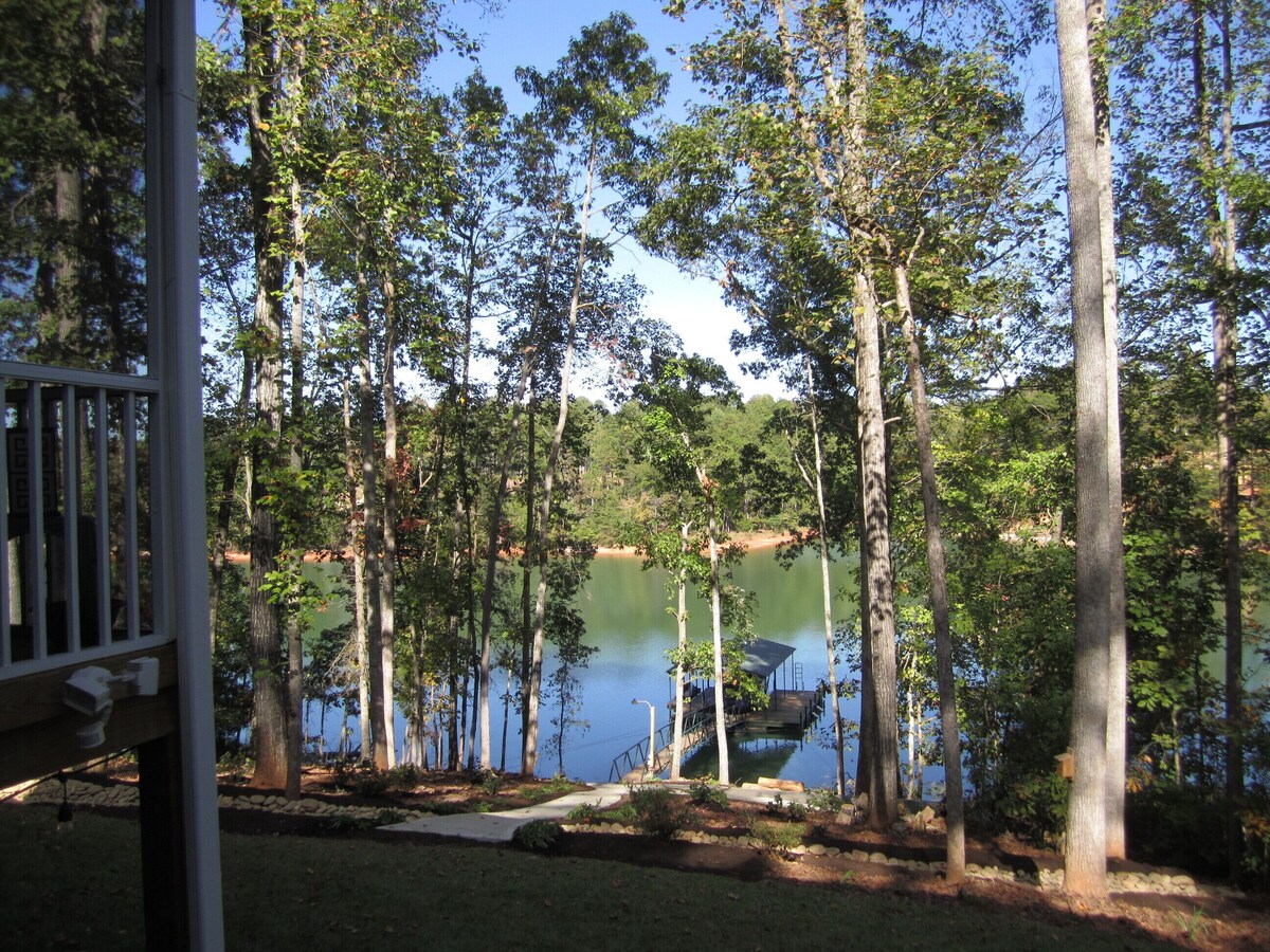 The Cutt, Relaxing, private, lake front paradise on stunning Lake Keowee in SC.