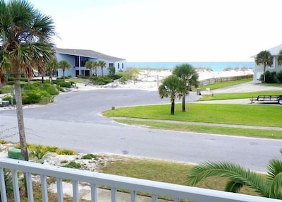 Gulf View-200 ft walk to beach, Pool Table, 6,000 sq ft of covered space