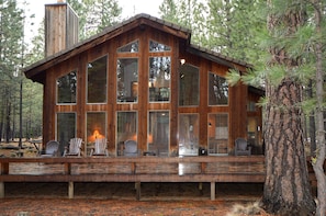 Large back deck with bench seating.