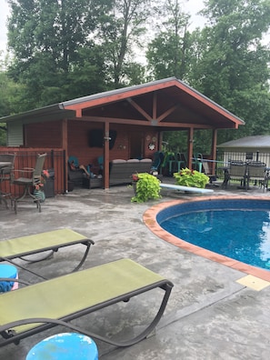 SEMI-PRIVATE POOL, POOL HOUSE, TV, FLOATS, TOYS