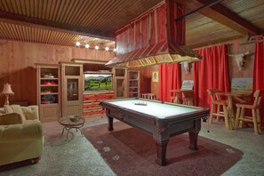 POOL TABLE