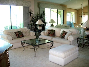 Spacious and elegant livingroom