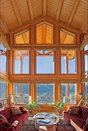Views of the Great Room at Victory Lodge.
