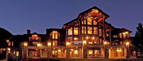 Night View of Victory Lodge.