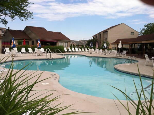 Relax at the pool 