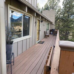 Long deck to take in the view of Lumpy Ridge.
