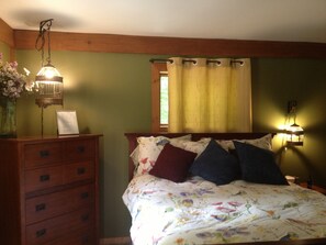 Main floor bathroom (Bird Room), Queen size bed