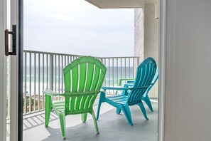 Balcony to relax & enjoy the view of the Gulf and the pool. 