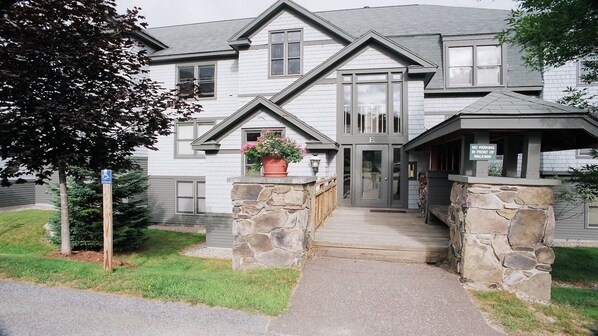 Beautiful condo front!