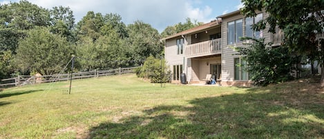 Large mountain top fenced back yard with nice privacy from all sides
