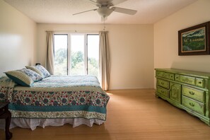 Queen Bedroom Upstairs 