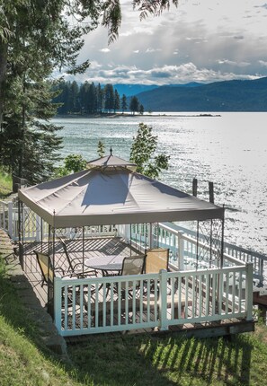 Can't you see yourself here with a nice glass of white wine and a good book?