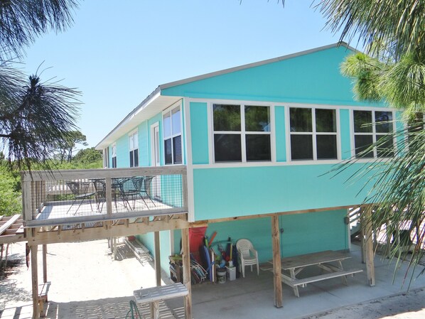 Beachy & fun "Sandtrap" with 2 decks, sun room, & 2 under-house living areas!