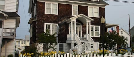 Blooms By The Sea-Historic 1928 Cottage in Old Town!