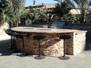 Outdoor kitchen: Bar Seating for 6 on Huge Granite Island!
