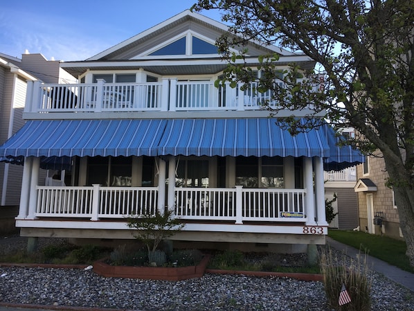 Large porch w new awnings! 2 minute walk to beach/boardwalk. PLEASE VIEW VIDEO.
