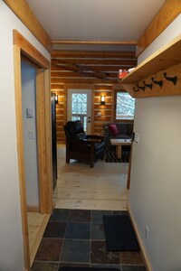 Log Dovetail Bison Cabin - Mountain Life Getaway!