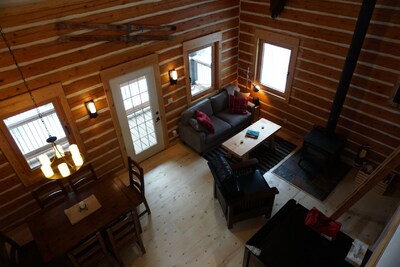 Log Dovetail Bison Cabin - Mountain Life Getaway!
