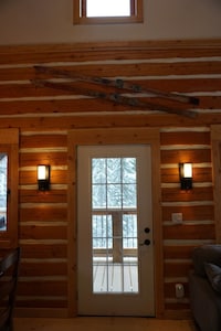 Log Dovetail Bison Cabin - Mountain Life Getaway!