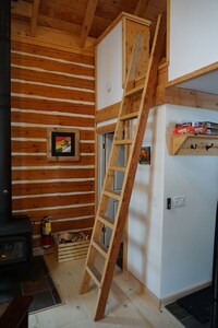 Log Dovetail Bison Cabin - Mountain Life Getaway!