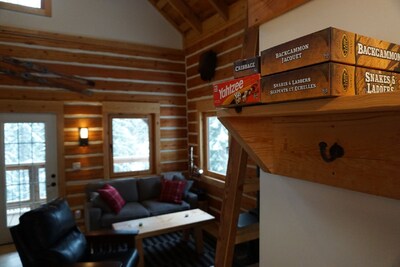 Log Dovetail Bison Cabin - Mountain Life Getaway!