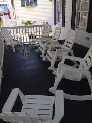 Lots of deck furniture that can be easily rearranged 