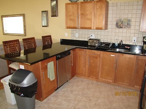 Kitchen w/breakfast seating