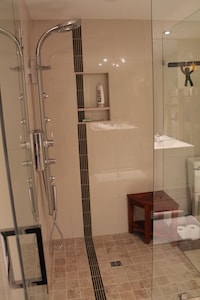 Executive 5 BR + Den Home, fully equipped sleeps up to 11 w/AIR CONDITIONING
