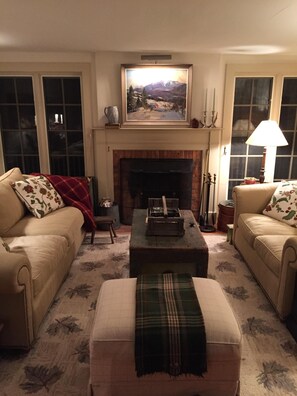 Living room fireplace area is very comfy. 
