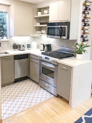 Complete renovated kitchen just a few weeks ago. Beautiful! Every appliance