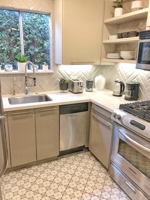 Complete renovated kitchen just a few weeks ago. Beautiful! Every appliance