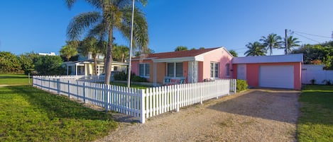 SOUTH BEACH & PARK Just a Hop Skip & Jump • CORAL COTTAGE • Fun Seaside Vero