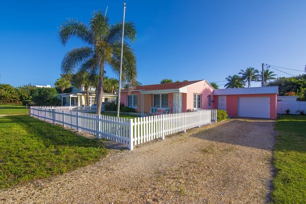 SOUTH BEACH & PARK Just a Hop Skip & Jump • CORAL COTTAGE • Fun Seaside Vero