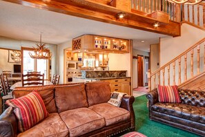 Open living space for relaxing, cooking and dining. 