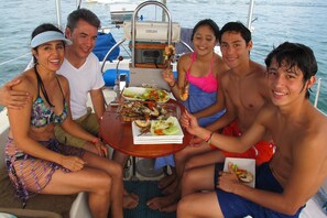 Create the best memory with a sailing trip with the family. 