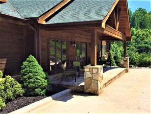 Front of house with large driveway and ample parking.