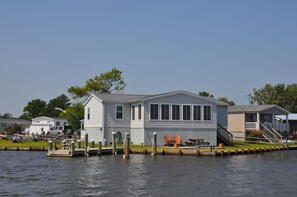 Point view, private deck, screened gazebo/dining, crabbing bulkhead/pier 