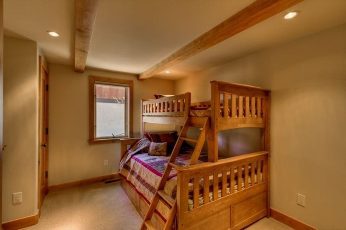 Gorgeous West Shore Home, Lakeview, Hottub, Pet Friendly!