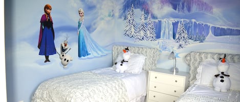 Frozen bedroom. Disney+ and Cable-TV. Built-in closet.