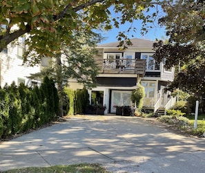 Driveway with parking for 3-4 cars