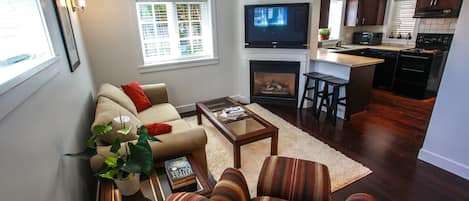 Living Room with 42' TV over gas fireplace